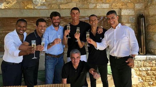 Cristiano, muy sonriente, brindó por su nuevo futuro en la Juve Cristiano, muy sonriente, brindó por su nuevo futuro en la Juve