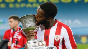 Williams junto a la Supercopa de España. Williams junto a la Supercopa de España.