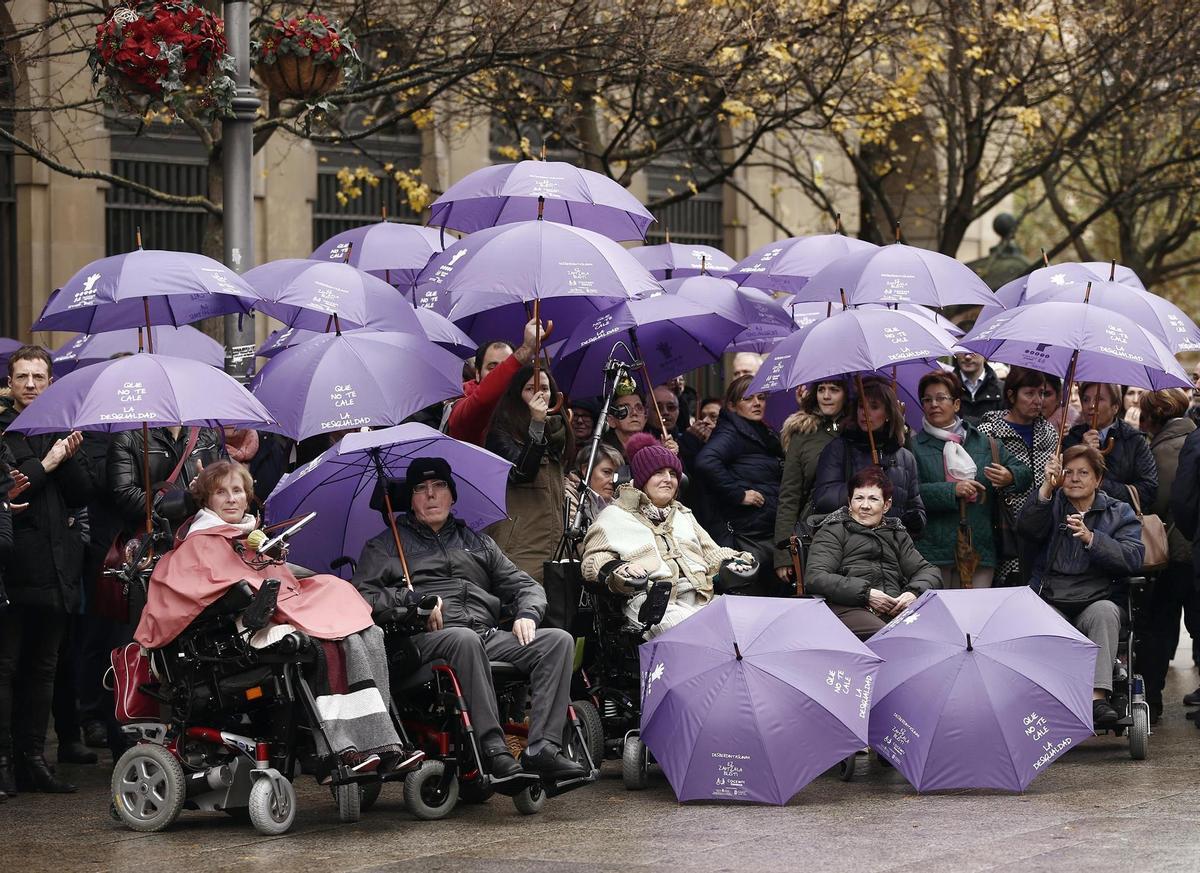 Miembros de la Confederación Española de Personas con Discapacidad Física y Orgánica (Cocemfe) en una concentración con motivo del Día Internacional para la Eliminación de la Violencia hacia las Mujeres en Pamplona. /¡