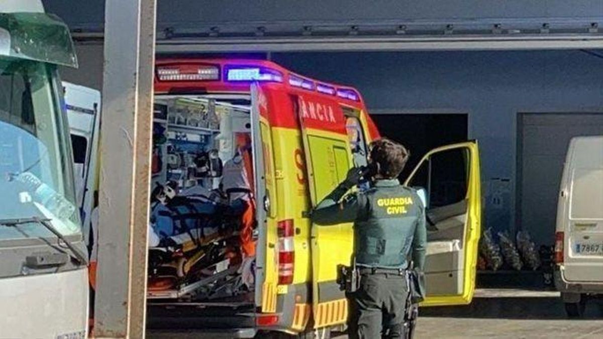 La SAMU en la empresa donde se ha producido el accidente en Benicarló. / ALBA BOIX La SAMU en la empresa donde se ha producido el accidente en Benicarló. / ALBA BOIX