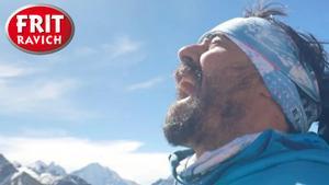 Miguel Ángel Roldán, gritando nada más alcanzar el campo base del Everest