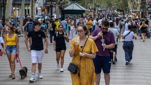 Turistas en las Ramblas de Barcelona.