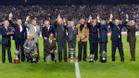El momento más emotivo: el equipo de las Cinc Copes saludando a la afición del FC Barcelona desde el centro del Camp Nou