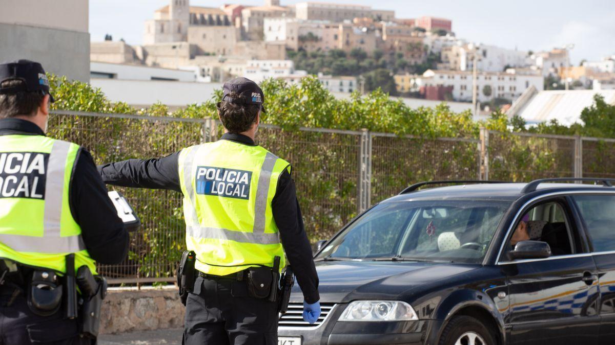 Imagen de archivo de dos agentes de la Policía Local de Ibiza.