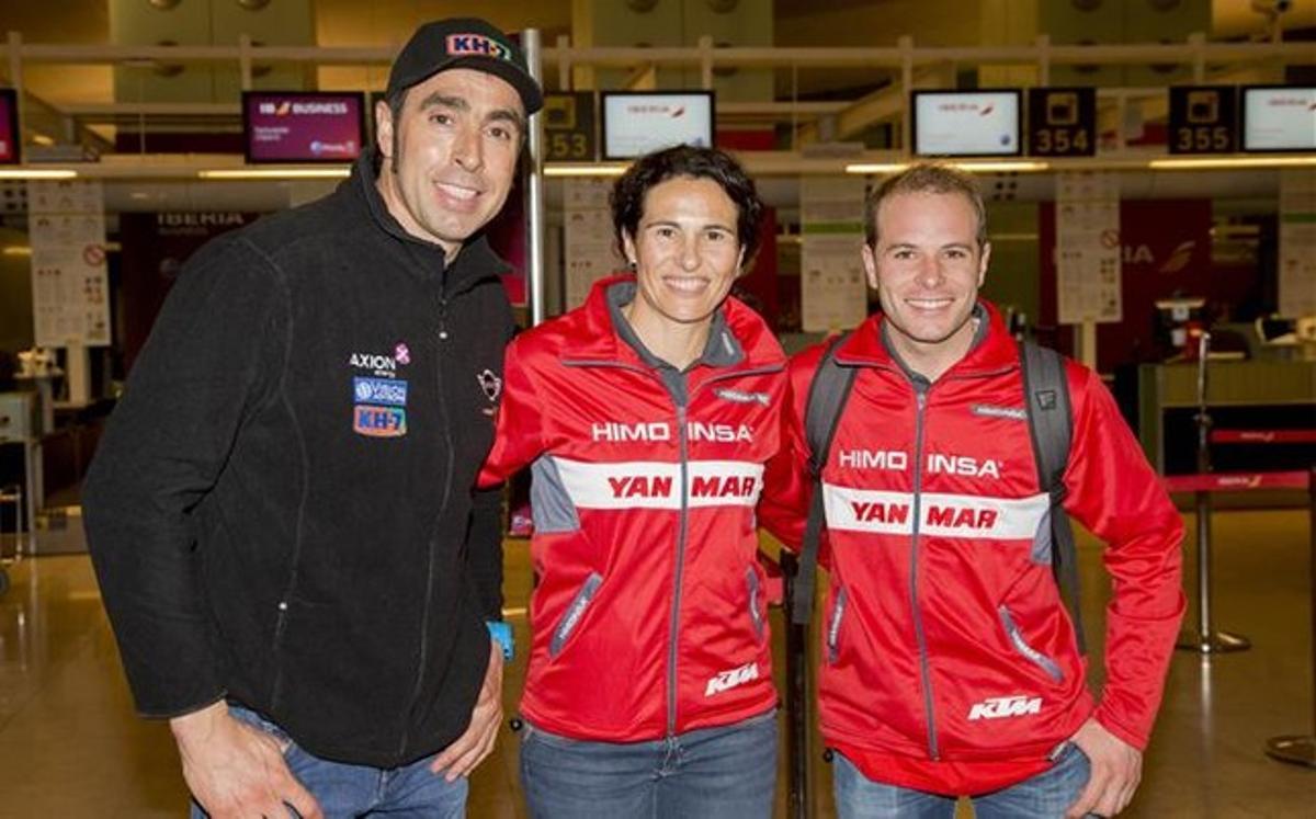 Nani Roma, su mujer Rosa Romero y Dani Oliveras, en el aeropuerto