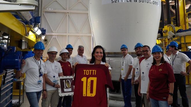 La camiseta de Tott, antes de ser lanzada al espacio La camiseta de Tott, antes de ser lanzada al espacio