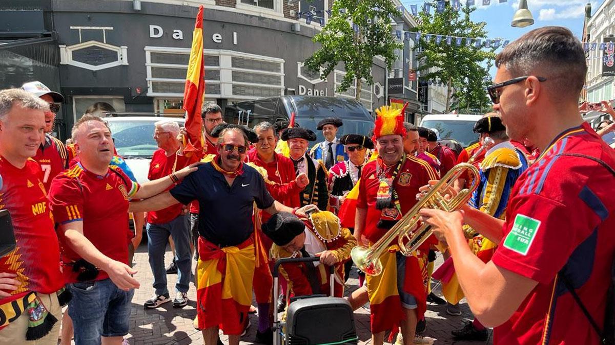 Selección La Marea Roja enciende una Enschende alicaída imagen imagen