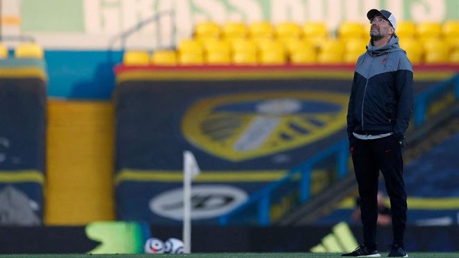 Jurgen Klopp, mirando la avioneta que sobrevolaba Ellen Road con el mensaje contrario a la Superliga Jurgen Klopp, mirando la avioneta que sobrevolaba Ellen Road con el mensaje contrario a la Superliga