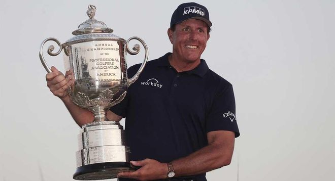 Mickelson, con el trofeo de vencedor de la PGA. Mickelson, con el trofeo de vencedor de la PGA.