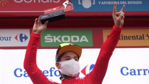 Roglic con el ersey rojo de líder en el podio de Ciudad Rodrigo Roglic con el ersey rojo de líder en el podio de Ciudad Rodrigo