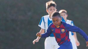 Un jugador de la cantera del Barça durante un derbi ante el Espanyol Un jugador de la cantera del Barça durante un derbi ante el Espanyol