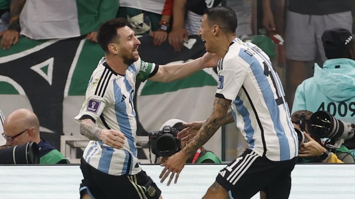 Leo Messi y Ángel Di María se abrazan en Qatar. Leo Messi y Ángel Di María se abrazan en Qatar.