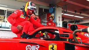 Carlos Sainz subiéndose al Ferrari Carlos Sainz subiéndose al Ferrari