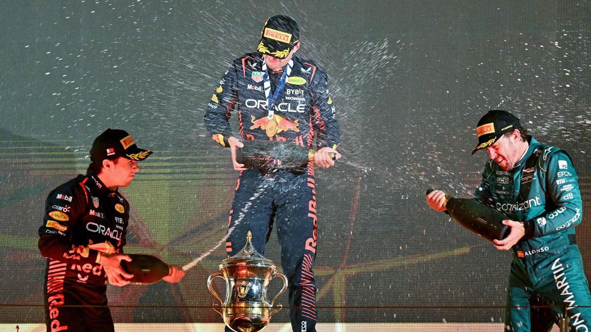 Verstappen, Checo y Alonso, en el podio de Bahrein