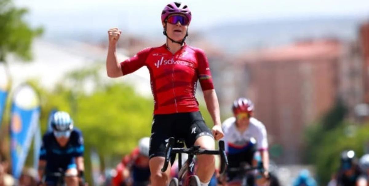 Lotte Kopecky celebra su triunfo de etapa