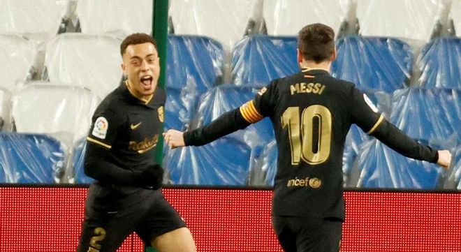 Sergiño Dest celebra con Leo Messi uno de sus goles Sergiño Dest celebra con Leo Messi uno de sus goles