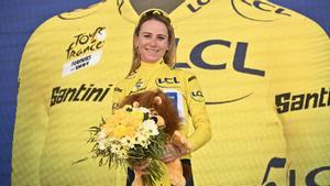 Van Vleuten celebra su victoria en el Tour de Francia