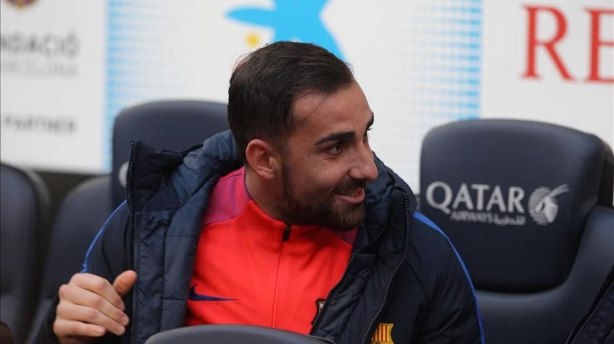 Alcácer esperando su turno desde el banquillo Alcácer esperando su turno desde el banquillo