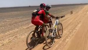 Ilias Karkas y Youssef Ismaili rodaron juntos en una misma bicicleta