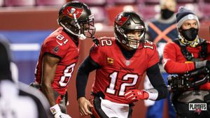 Antonio Brown y Tom Brady, de los Buccaneers Antonio Brown y Tom Brady, de los Buccaneers
