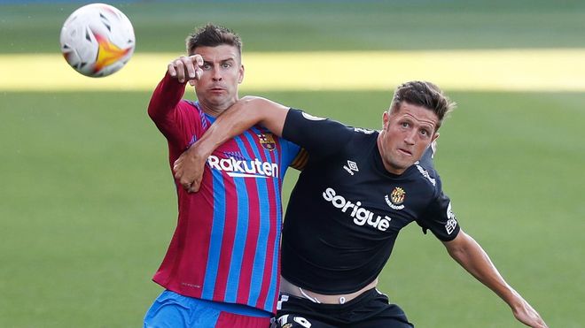 Piqué, en una acción con Edgar Hernández Piqué, en una acción con Edgar Hernández