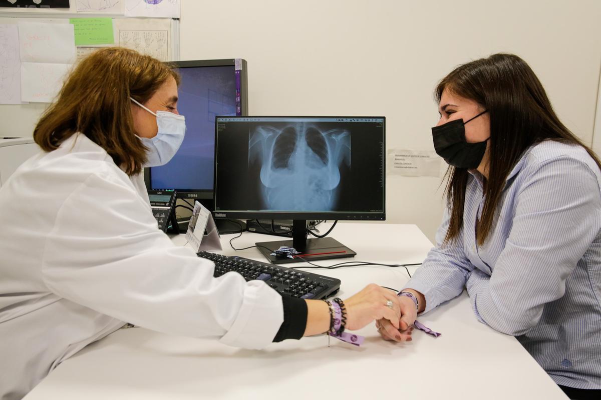 La paciente con lupus Roser Benages con su médica de Vall d’Hebron, Fina Cortés.