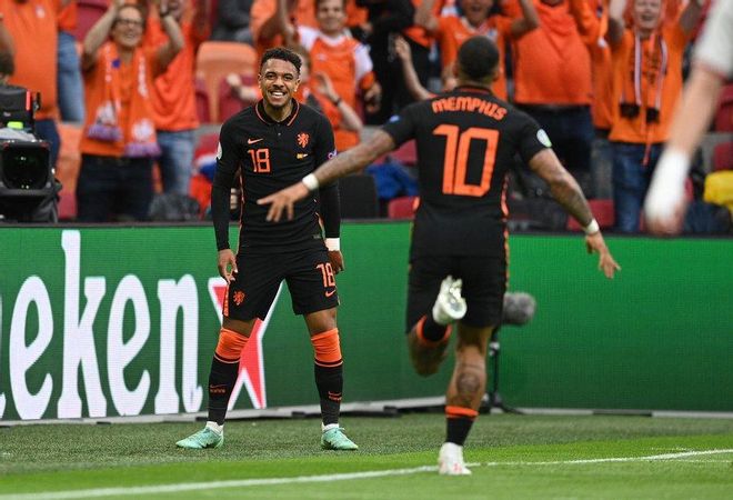 Depay celebra el gol con Malen Depay celebra el gol con Malen