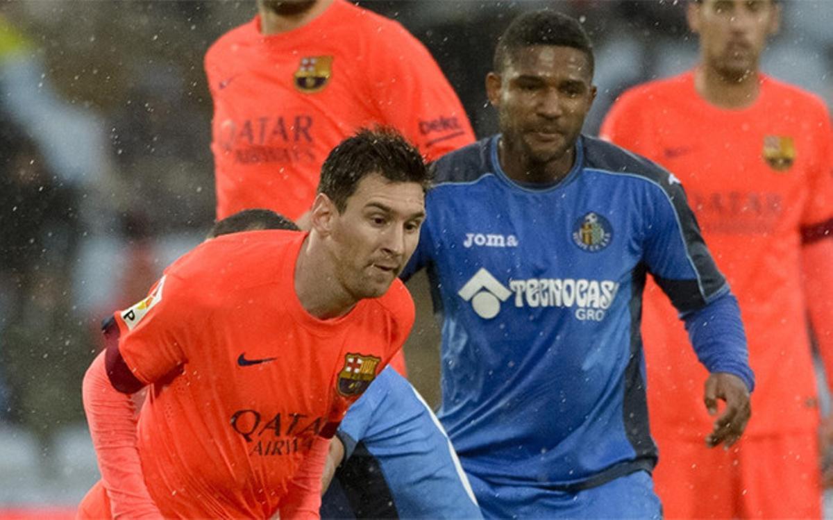 Leo Messi intenta librarse del marcaje de Lacen en el Getafe-Barça