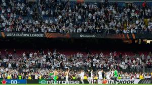 Los jugadores del Eintracht celebrando el triunfo con sus aficionados en el Camp Nou