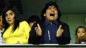 Maradona y Gianinna, presenciando un partido de Boca en La Bombonera en 2005 Maradona y Gianinna, presenciando un partido de Boca en La Bombonera en 2005