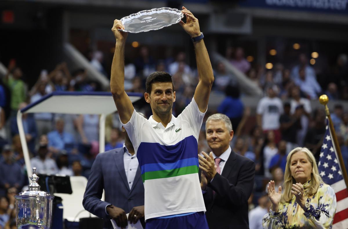 Djokovic sostiene el trofeo de finalista del US Open