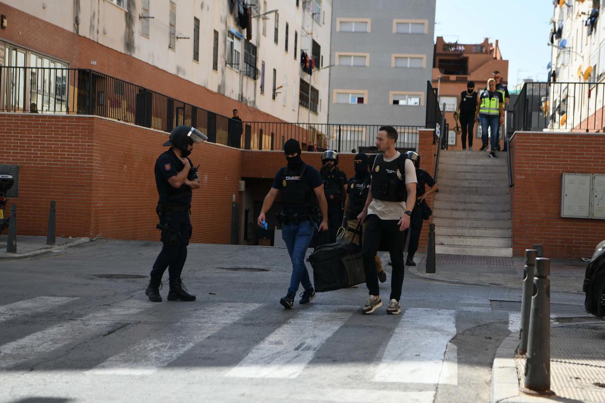 Agentes de la Policía Nacional durante un operativo policial en barrio de El Príncipe de Ceuta, a 10 de octubre de 2022, en Ceuta (España).