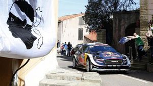 Ogier, durante la segunda jornada en Córcega Ogier, durante la segunda jornada en Córcega