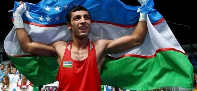 Shakhobidin Zoirov con la bandera de Uzbekistán Shakhobidin Zoirov con la bandera de Uzbekistán