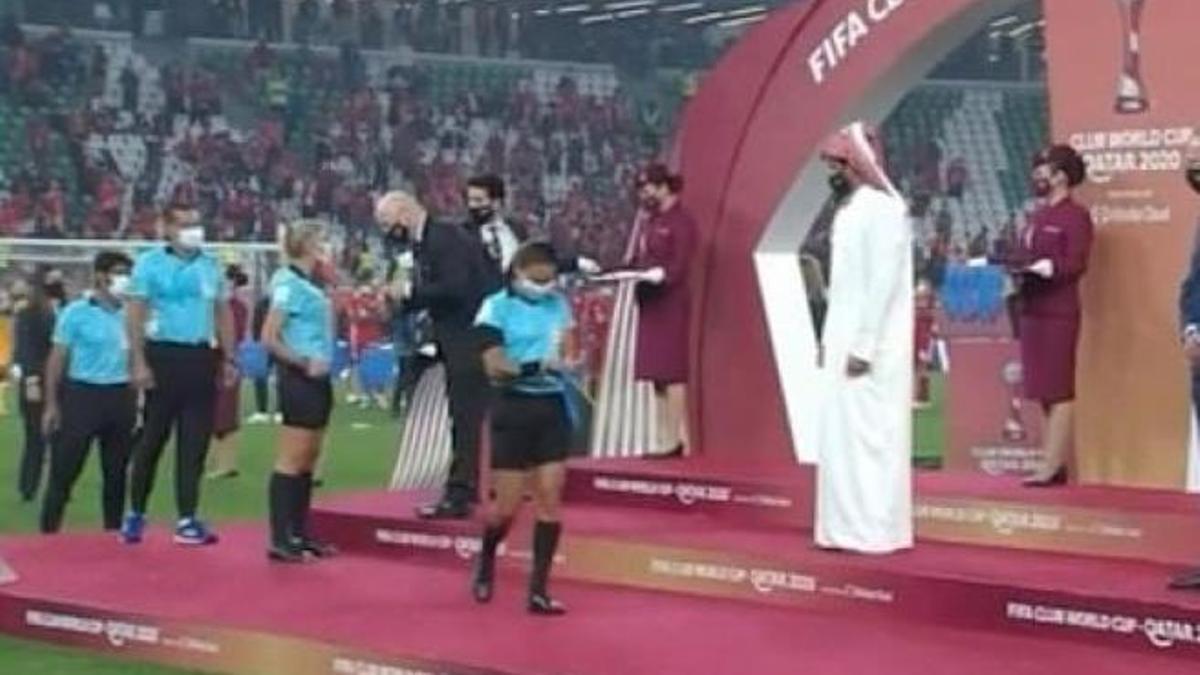 Un miembro de la familia real de Catar niega el saludo a una árbitra en la final del Mundialito de Clubes