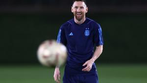 Lionel Messi sonríe en el último entrenamiento de Argentina previo a la final.