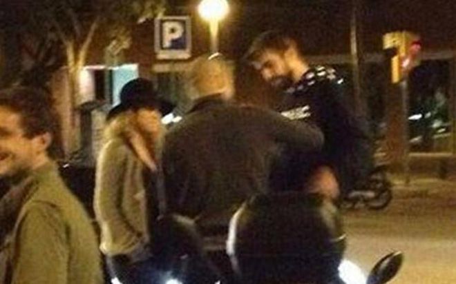 Piqué y Shakira, charlando en la calle con Pep Guardiola Piqué y Shakira, charlando en la calle con Pep Guardiola