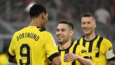 Haller y Guerreiro celebran un gol contra el Colonia