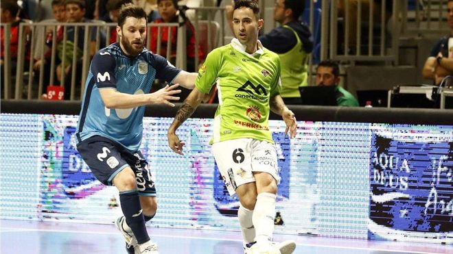 Joao Batista protege la pelota ante la presión de Gadeia Joao Batista protege la pelota ante la presión de Gadeia