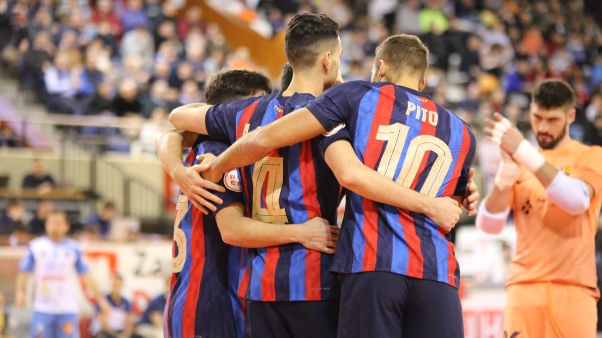 Los jugadores del Barça celebran uno de los goles de Pito
