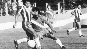Maradona, en su debut en Primera Maradona, en su debut en Primera