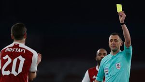 El arbitro mostró la targeta amarilla a Mustafi en el encuentro de cuartos de final de la Carabao Cup El arbitro mostró la targeta amarilla a Mustafi en el encuentro de cuartos de final de la Carabao Cup