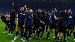 Los jugadores del Inter festejan el título de la Supercopa de Italia conquistado frente a la Juventus