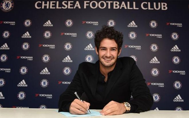 Pato, firmando su nuevo contrato Pato, firmando su nuevo contrato