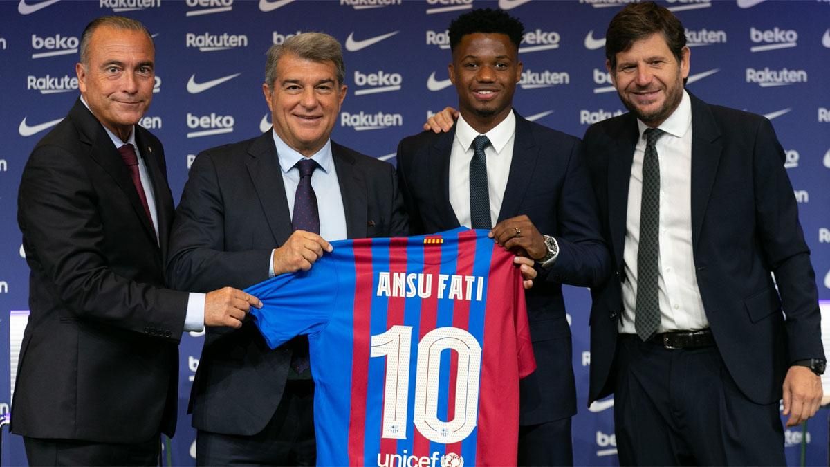 Ansu Fati renovó este jueves con el FC Barcelona Ansu Fati renovó este jueves con el FC Barcelona
