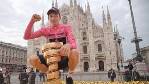 Hart posando con el trofeo de campeón del Giro Hart posando con el trofeo de campeón del Giro