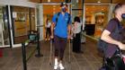 Ronald Araújo regresó a Barcelona con muletas y un aparatoso vendaje
