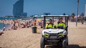 El kit que reparte la Guardia Urbana en Barcelona a las víctimas de robo en las playas