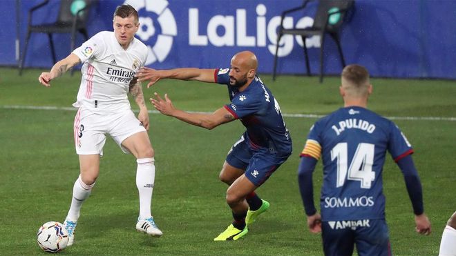 Kroos vio la quinta amarilla ante el Huesca Kroos vio la quinta amarilla ante el Huesca