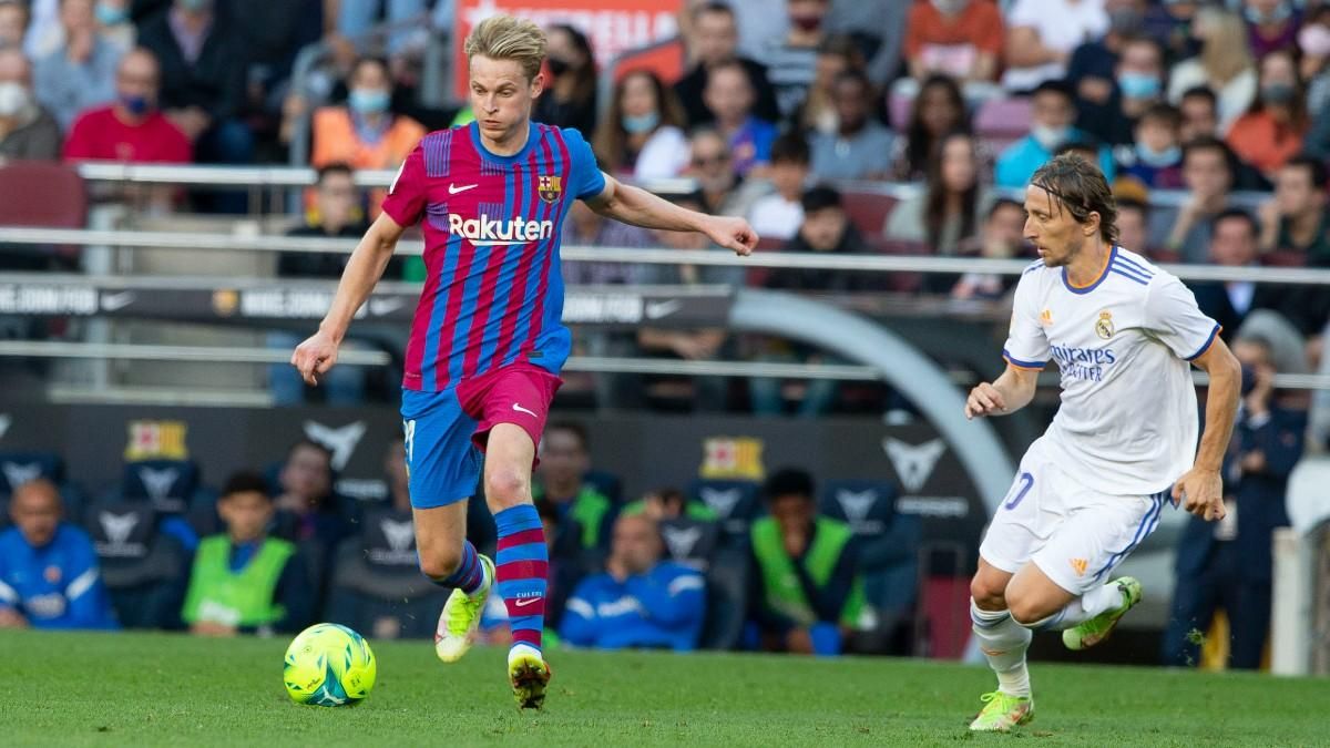 Frenkie de Jong ante Luka Modric en el clásico contra el Real Madrid Frenkie de Jong ante Luka Modric en el clásico contra el Real Madrid